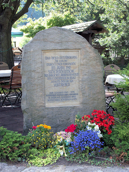 Památník, připomínající vyhnání německých obyvatel v červnu 1945.