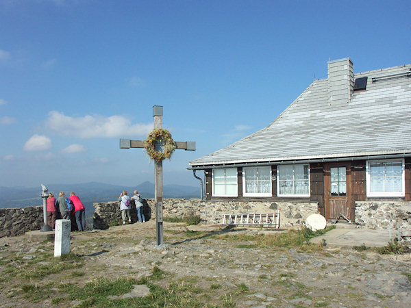 Vyhlídková plošina s křížem na jižním vrcholu kopce.