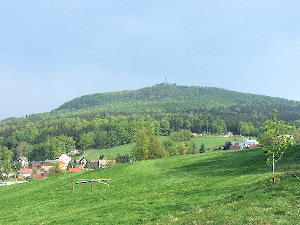 Blick von Janské kameny (Johannissteine) über die Siedlung Hain.