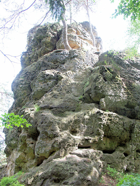 Panenský kámen (Frauenstein), der höchste Felsen mit den Überresten der alten Treppenstufen.