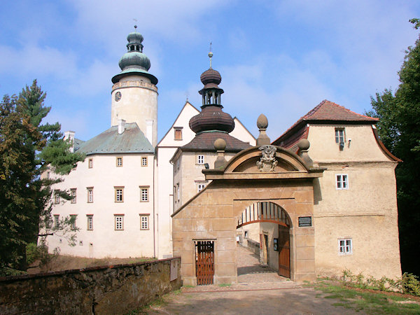 Ansicht des Schlosses vom Eingangstor aus gesehen.