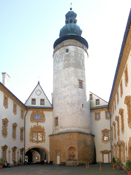 Nordteil des Schlosshofes mit dem Eingangstor und dem Turm.
