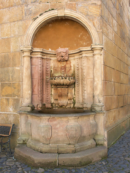 Brunnen unter dem Schlossturm.