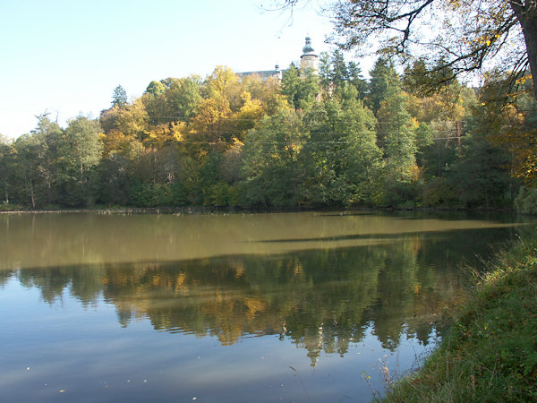 Pohled k zámku od Pivovarského rybníka.