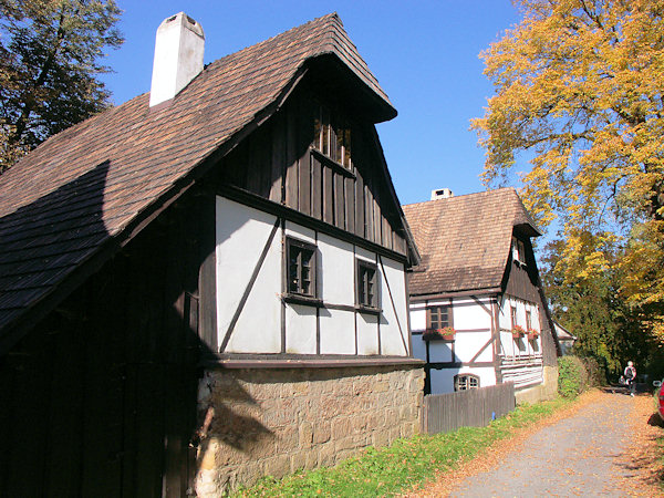 Fachwerkhäuser vor dem Schloss Lemberk.