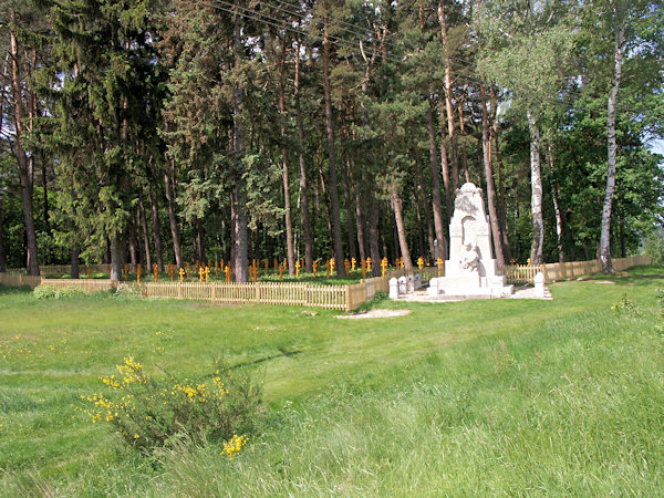 Celkový pohled na hřbitov s památníkem z roku 1921.
