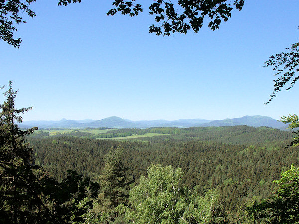 Blick auf das Lausitzer Gebirge von der Klippe unterhalb des Gipfels.