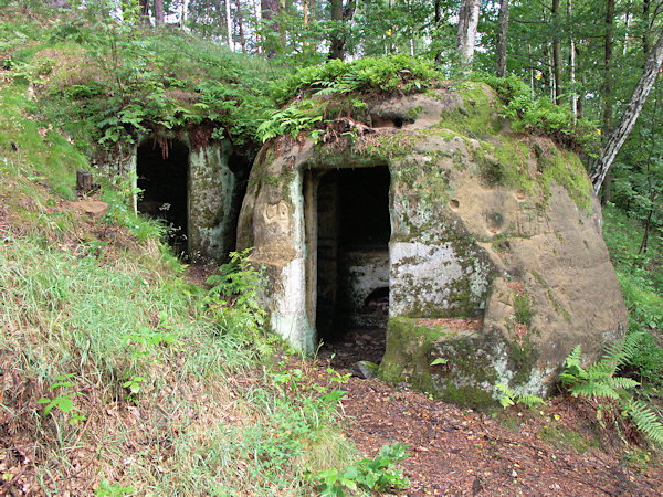 Die Felsen mit den Kammern der früheren Einsiedelei.