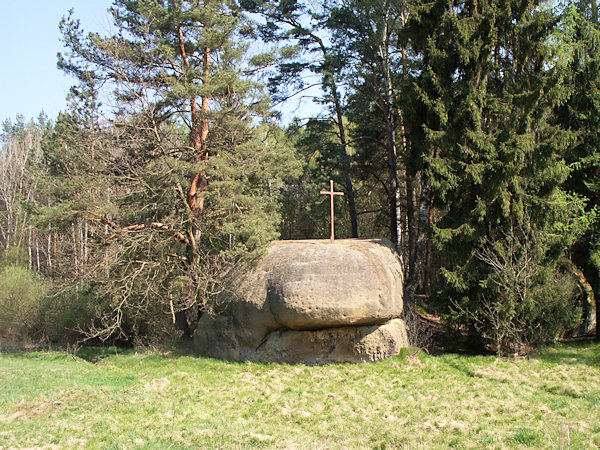 Der Jungfernstein mit dem Holzkreuz auf dem Gipfel.