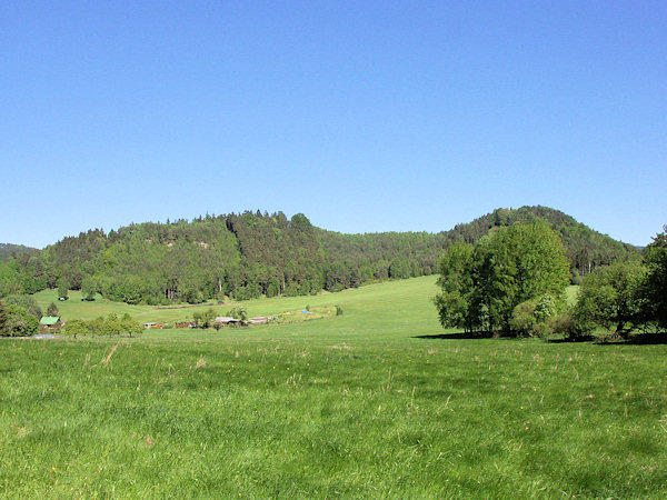 Ansicht der Pískové návrší (Sandberg) mit dem Janův vrch (Johannesberg) von Westen.