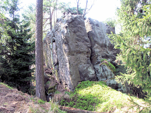 Felsvorsprung auf dem Gipfel des Podkova-Berges. Der Graben unter dem Felsen ist ein Überrest des Eisenerzbergbaus.
