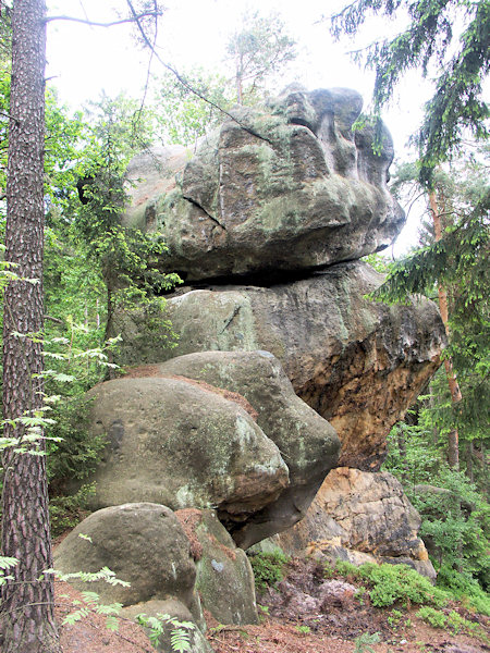 Der Sandsteinfelsen Podkova (Hufeisenstein) am Südosthange des Berges.