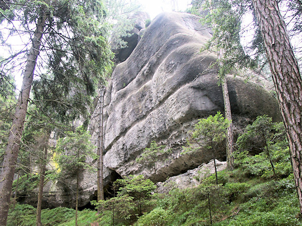 Das Felsentor am Nordabhange des Berges.