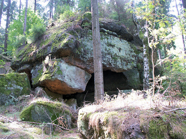Ein Loch in den aufgeschichteten Felsblöcken oberhalb des Haberkornweges.