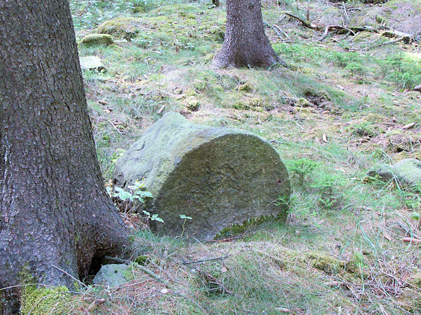Unfertiger Mühlstein in einem ehemaligen Steinbruch.