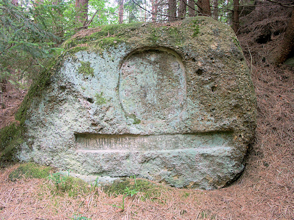 Klotyldin kámen (Klothildenstein) u stezky k vrcholu.