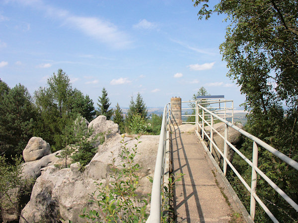 Die Aussichtsplattform Fuchskanzel auf dem Gipfel des Berges.