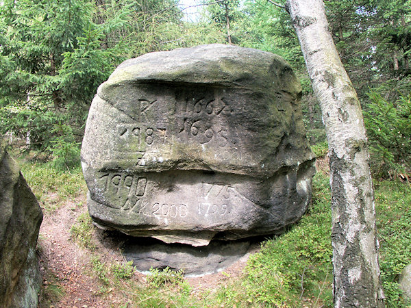 Felsen mit eingravierten Jahreszahlen an der ehemaligen Ortsgrenze von Zittau, Oybin und Lückendorf.