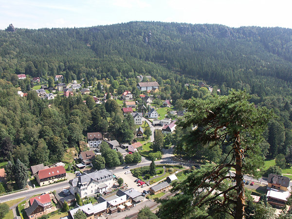 Blick auf den bewaldeten Kamm der Brandhöhe mit dem Scharfenstein vom Burgfelsen oberhalb von Oybin.