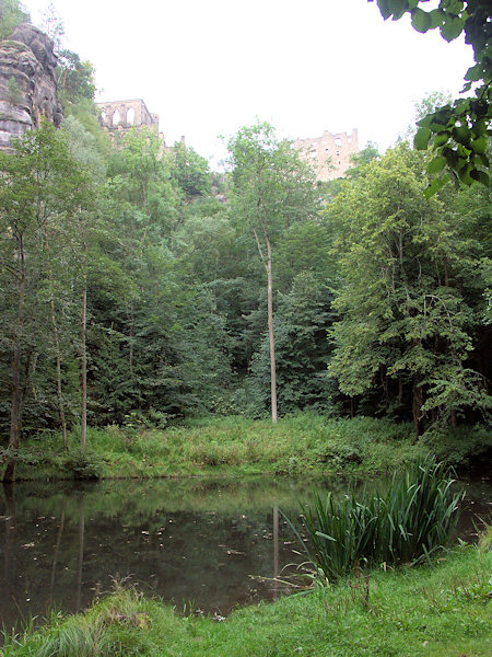 Rybníček Hausgrundteich v údolí pod zříceninami hradu a kláštera Oybin.