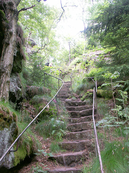 Kamenné schodiště, vystupující z průrvy Kleine Felsengasse na temeno hřbetu.