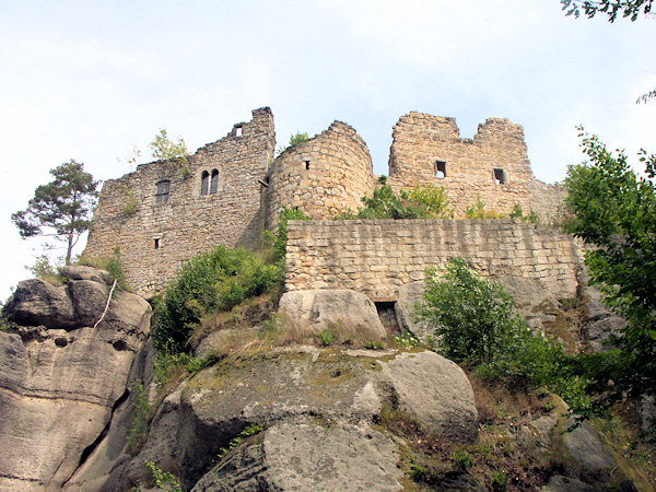 Pohled na zříceniny hradu od bývalé vstupní brány.