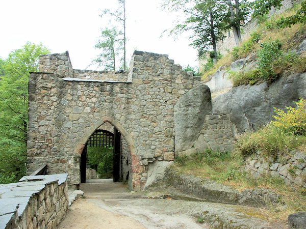 Druhá hradní brána, kterou se dnes vchází do areálu hradu.