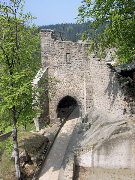 Třetí věžová brána se zbytkem hradby.