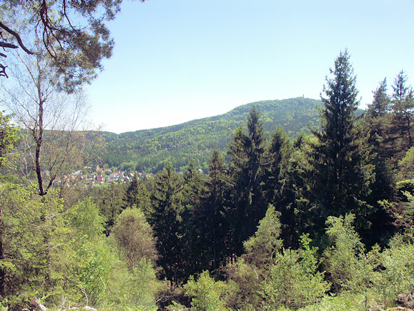 Výhled od Marienhütte přes Oybin na Hvozd.