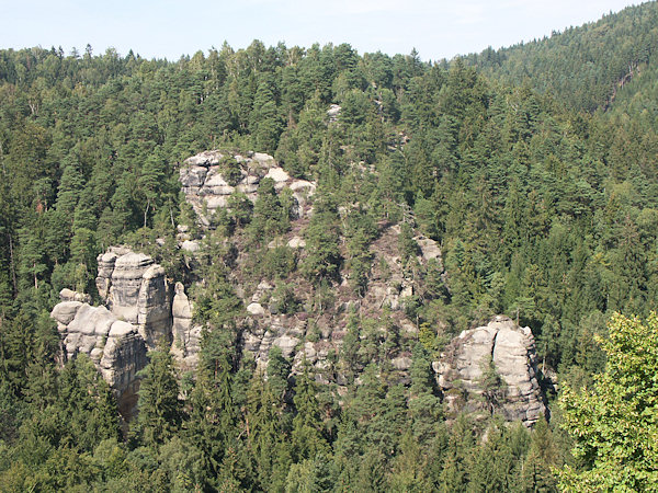 Pohled na skalní masiv Oertelwand z hradu Oybin.