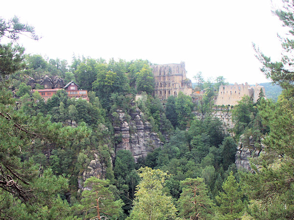 Pohled z Oertelwandu na zříceniny hradu a kláštera Oybin s výletní restaurací.