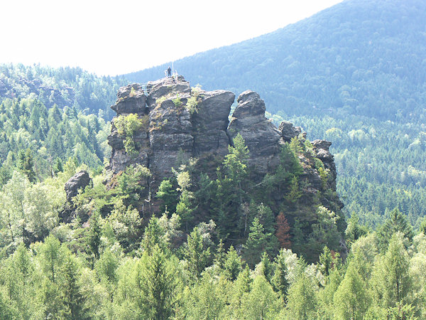 Blick auf das Felsmassiv des Scharfensteins vom Aussichtspunkt Louisenhöhe.