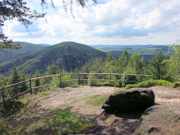 Oybinská vyhlídka (Oybinaussicht) na západní straně kopce.