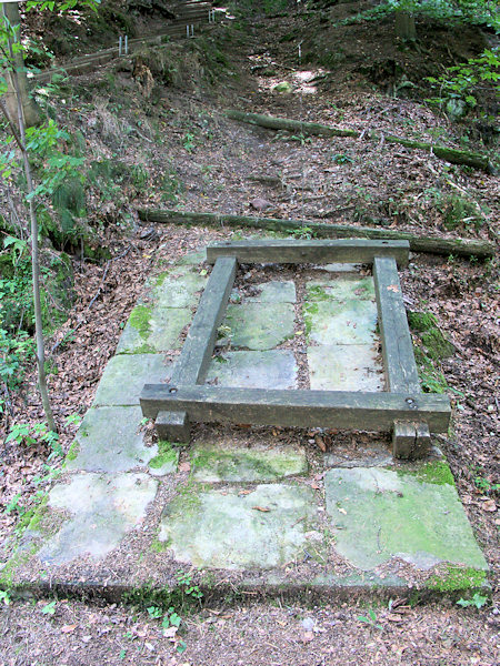 Der erneuerte Teil der steinernen Rutschbahn, über den die ausgebrochenen Steine aus dem Bärloch-Steinbruch zur Bearbeitung in das Dorf befördert wurden.