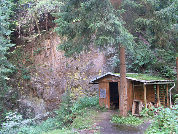 Dřevěná bouda v opuštěném lomu Weisser Felsen.