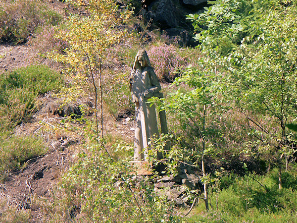 Dřevěná socha od hornolužického řezbáře Güntera Schönfeldera.