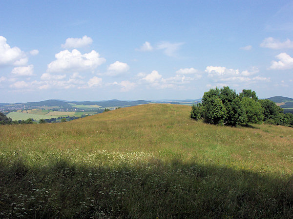 Lučinatý vrchol kopce s výhledem do Horní Lužice.