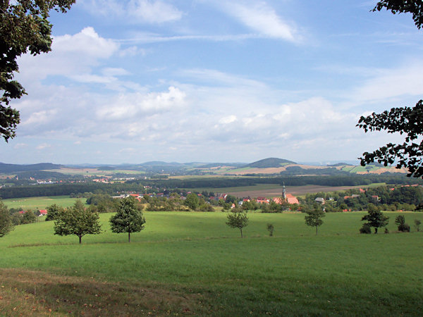 Výhled od Sängerhöhe přes Waltersdorf k Breitebergu.