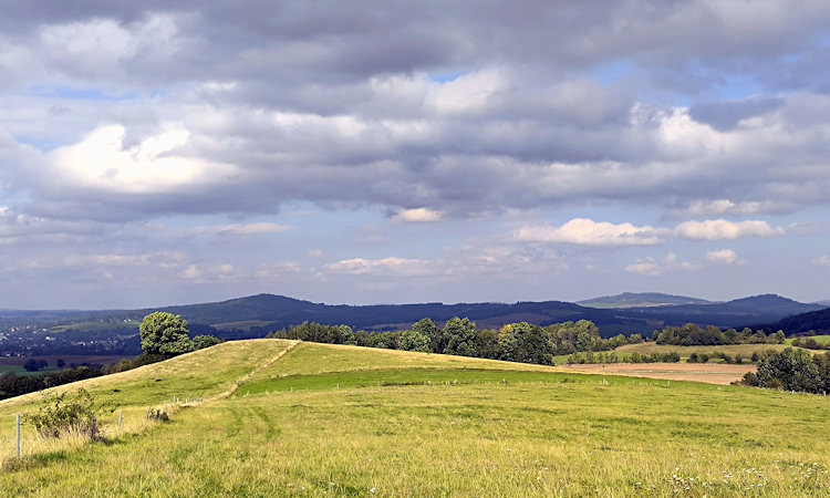 Pohled z Pochebergu na Varnsdorfský Špičák, Kottmar a Forstenberg.