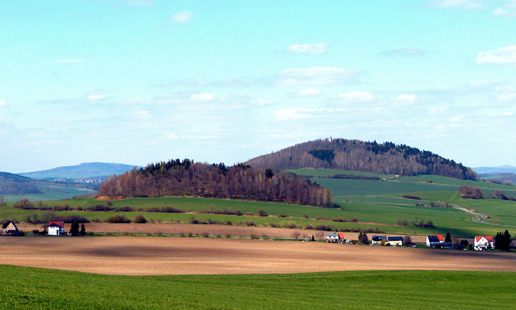 Pohled na Steinberg z Pochebergu, v pozadí je vidět Breiteberg.
