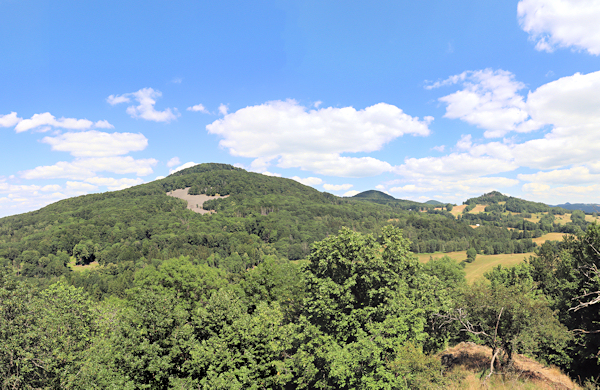 Blick auf Studenec (Kaltenberg), Javorek (Kleiner Ahrenberg) und Zlatý vrch (Goldberg) vom Lipnický vrch (Himmertschberg).