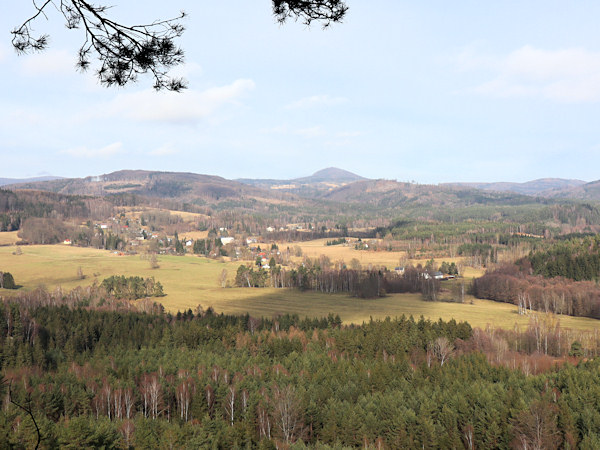 Pohled ze Schillerovy vyhlídky na Zeleném vrchu přes Trávník na Luž.