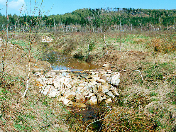 Kamenná přehrádka v korytě.